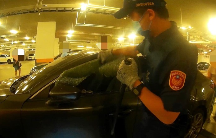 (搶救片)2歲女童遭反鎖車內「嚎啕大哭」 警當機立斷緊急破窗救援 63 S 83787779 10 | 社會 社會 記者爆料網