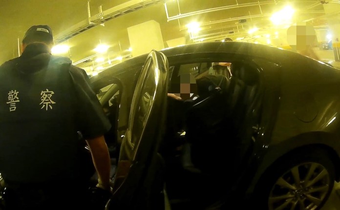 (搶救片)2歲女童遭反鎖車內「嚎啕大哭」 警當機立斷緊急破窗救援 62 S 83787781 10 | 社會 社會 記者爆料網