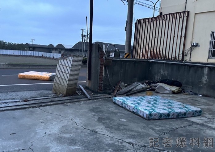 小犬颱風奪命!彰化26歲騎士半路撞上"飛天床墊"慘摔 頭部重創亡 64 小犬颱風,彰化,騎士,床墊