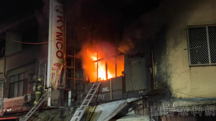 台南機車行深夜驚傳爆起火! 火勢延燒四戶...救出80歲翁送醫 63 S 80486430 scaled | 社會 社會 記者爆料網