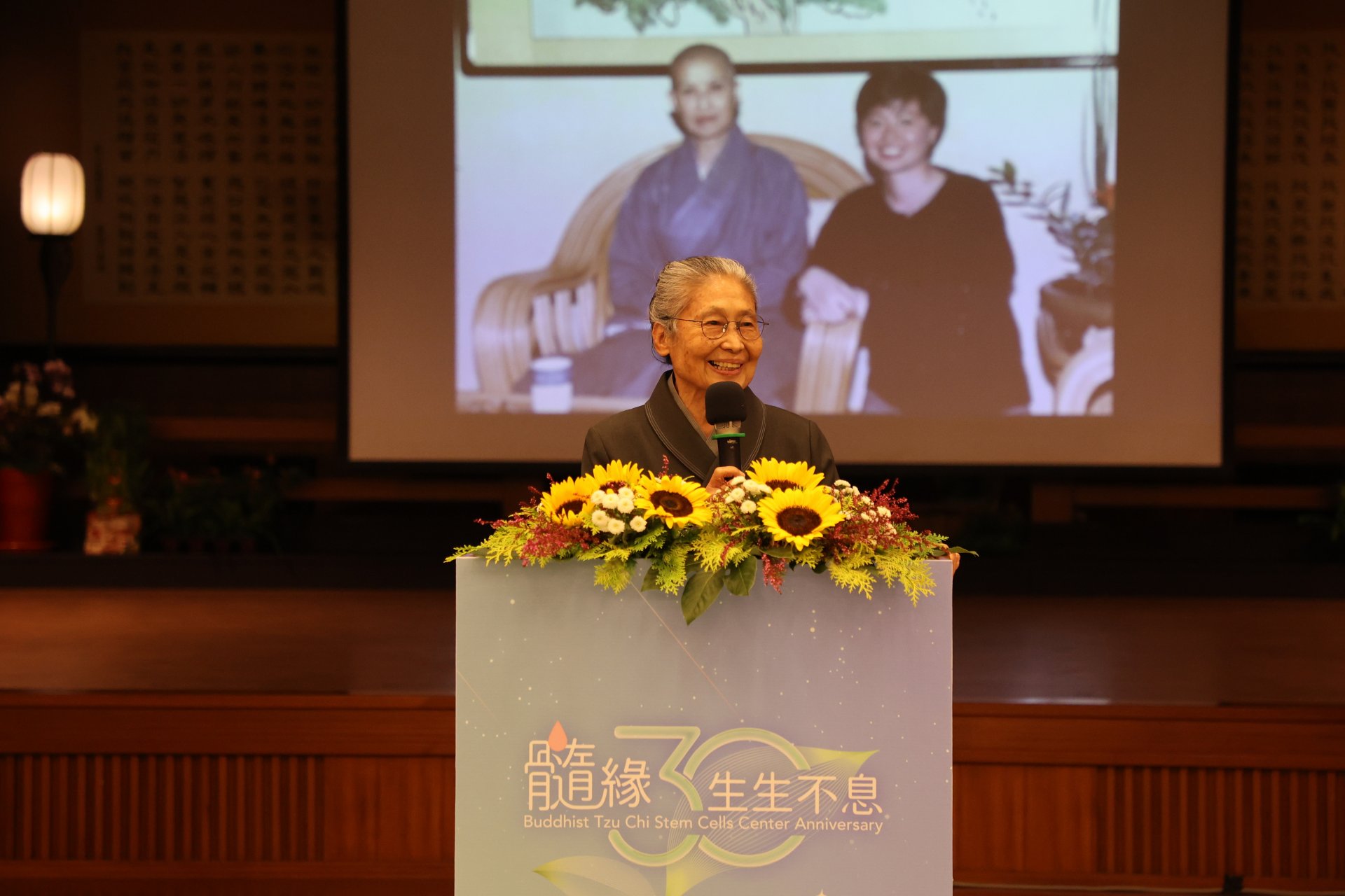 慈濟基金會副總執行長林碧玉,細說證嚴上人為成立骨髓資料庫,行走全臺灣,號召慈濟志工的點點滴滴。