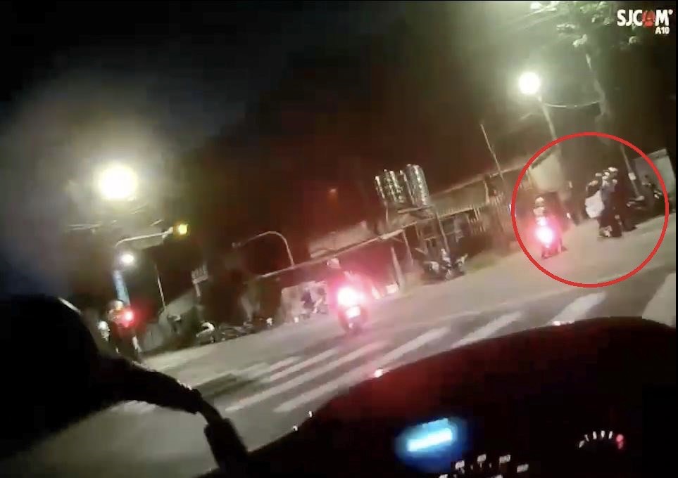 行動不便的女子跌坐在馬路中,員警立即上前將其攙扶至路邊並協助示警後方車輛