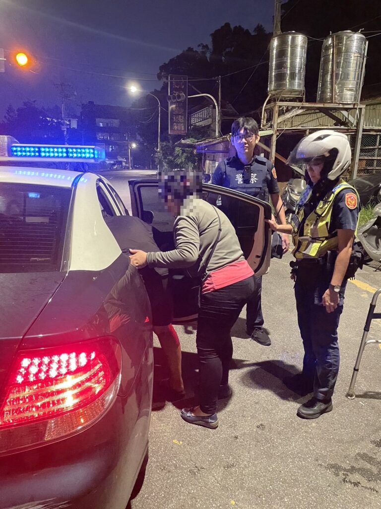 員警見洪女行動不便且住家位置不遠,便駕駛巡邏車載其返家,一旁熱心民眾也協助警方一同將洪女攙扶上車