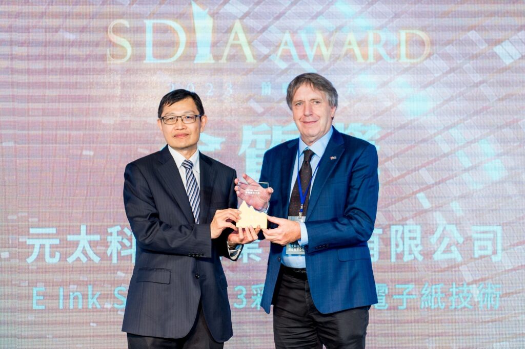 2圖說:經濟部產業發展署主任秘書林德生(左)頒發「2023 SDIA Award-前瞻顯示大賞 金質獎」予元太科技技術長Ian Douglas French(右)