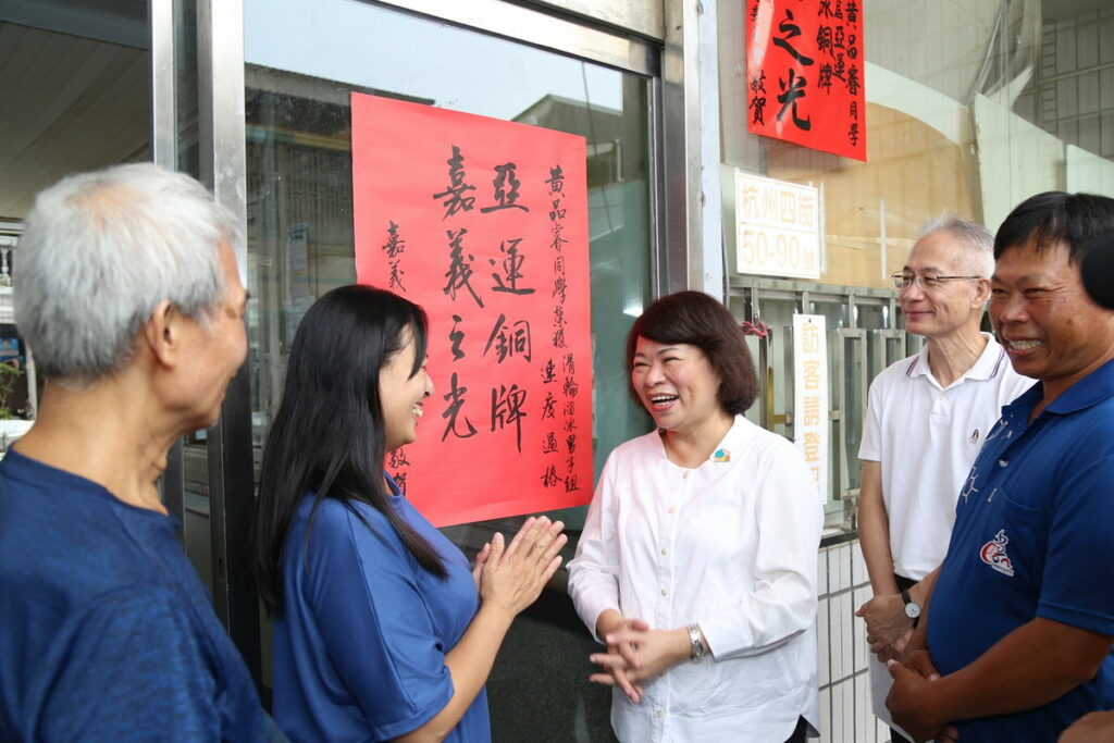 市長與黃品睿家人合照