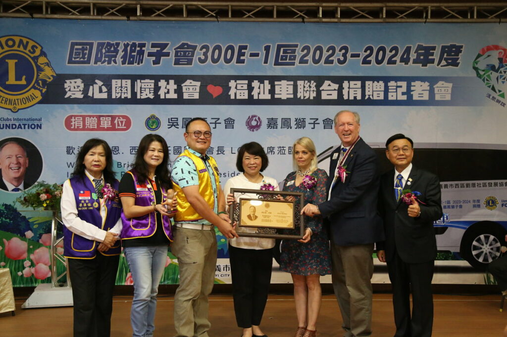 嘉鳳、吳鳳獅子同心獻愛捐贈福祉車 助社區行動不便長者健康向前行
