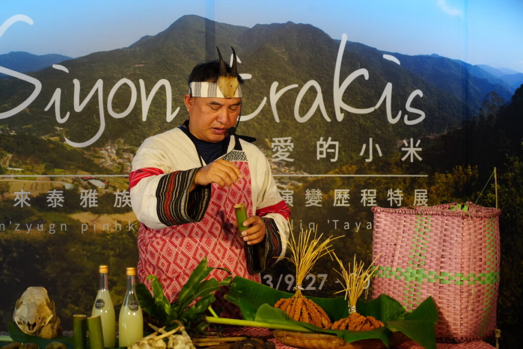 烏來教會牧師尤命.哈用於現場祈福吟唱