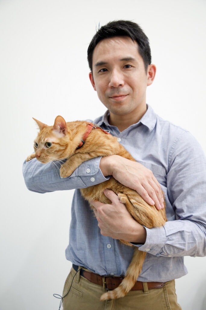 蔣明軒獸醫師建議,使用獲得美國哮喘及過敏基金會(AAFA)認證的靜電空氣濾網,能有效過濾過敏原,防止寵物嚴重過敏。