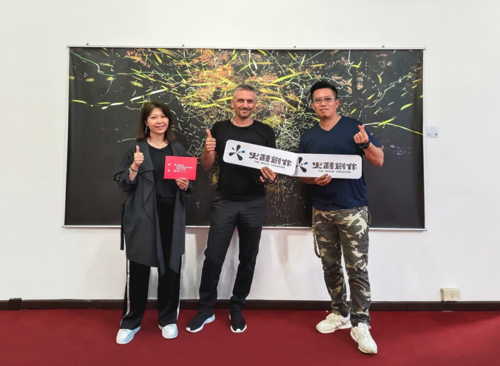 左起:火種創作專案經紀李郁蓉、總策展人Luca Curci先生、知名跨界創意人和攝