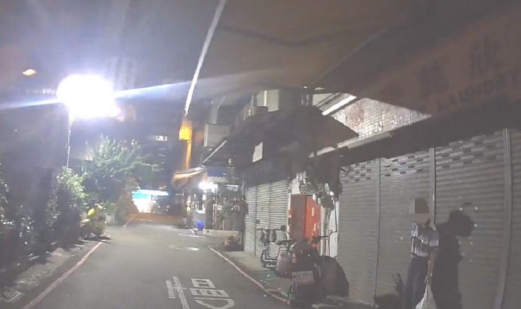 ▲圖說:夜晚時刻,一位扛著洗衣粉的老伯孤獨地斜靠在早午餐店門前 (圖/台中市政府提供)