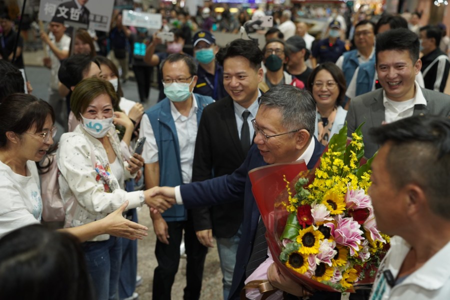 阿北回來了!柯P曝訪美心得:AI改變未來教育模式 232 柯文哲訪美返台,有支持者到機場迎接。(民眾黨提供)