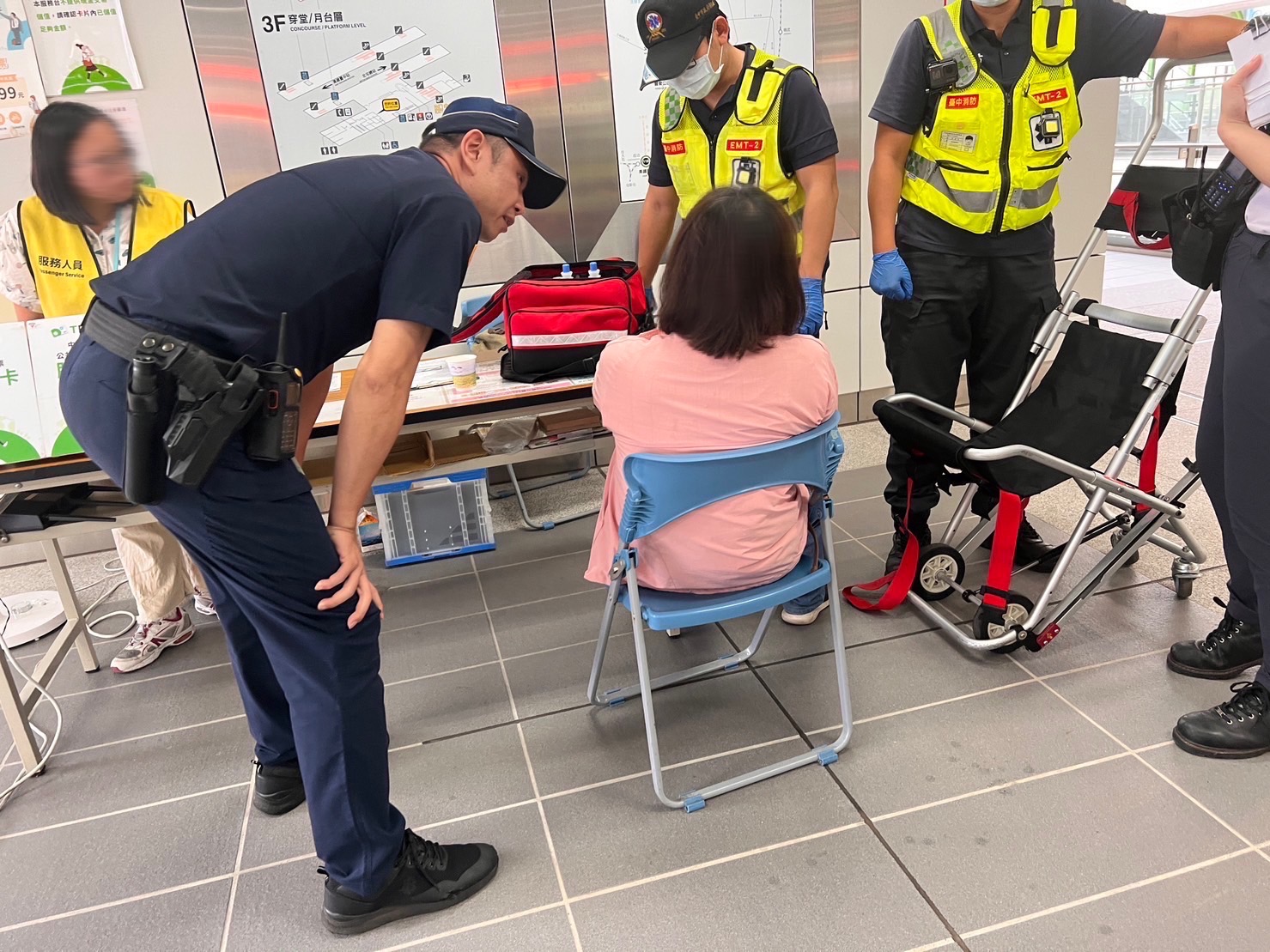 婦女非常緊張，她擔心自己是否即將中風。警官們不僅暖心地安撫她的情緒，讓她不要過分擔心。（圖/記者江雁武翻攝）