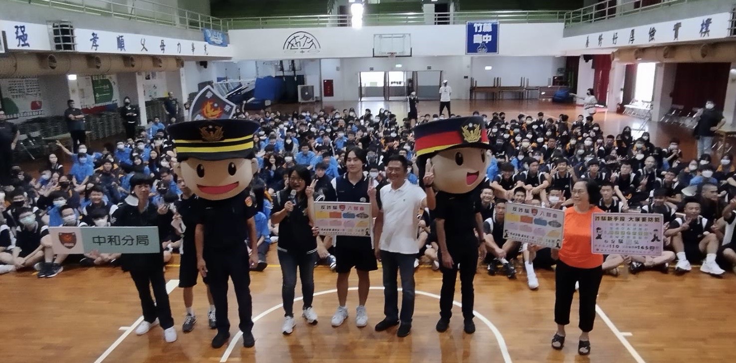 中和打詐隊走入校園來到竹林中學進行識詐、保護個人隱私的相關宣導，獲得學生熱烈歡迎。(圖／中和分局提供)