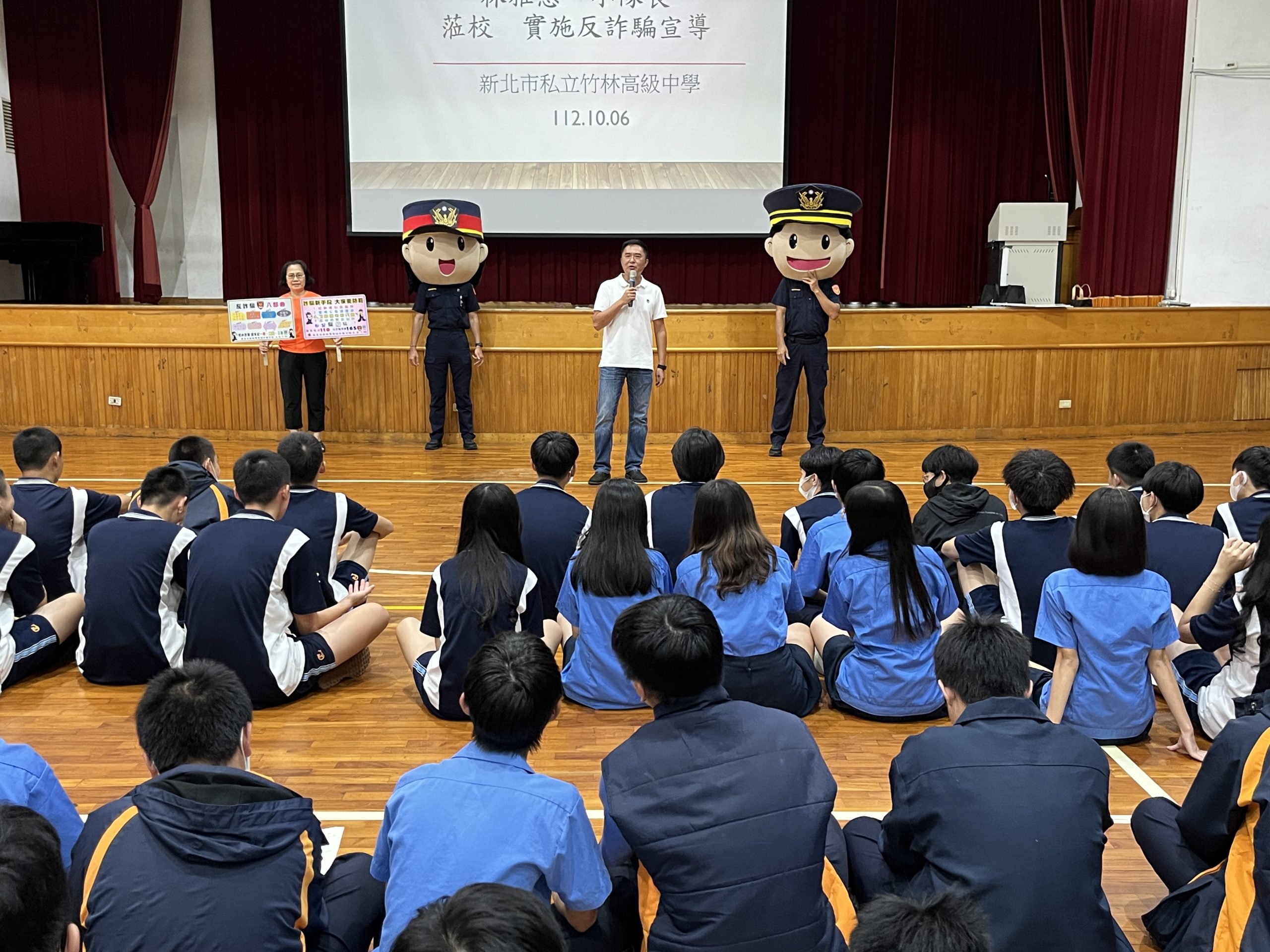中和打詐隊向學生說明網路上一些不OK的動作，有可能因此讓自己成為詐騙的受害者。。(圖／中和分局提供)