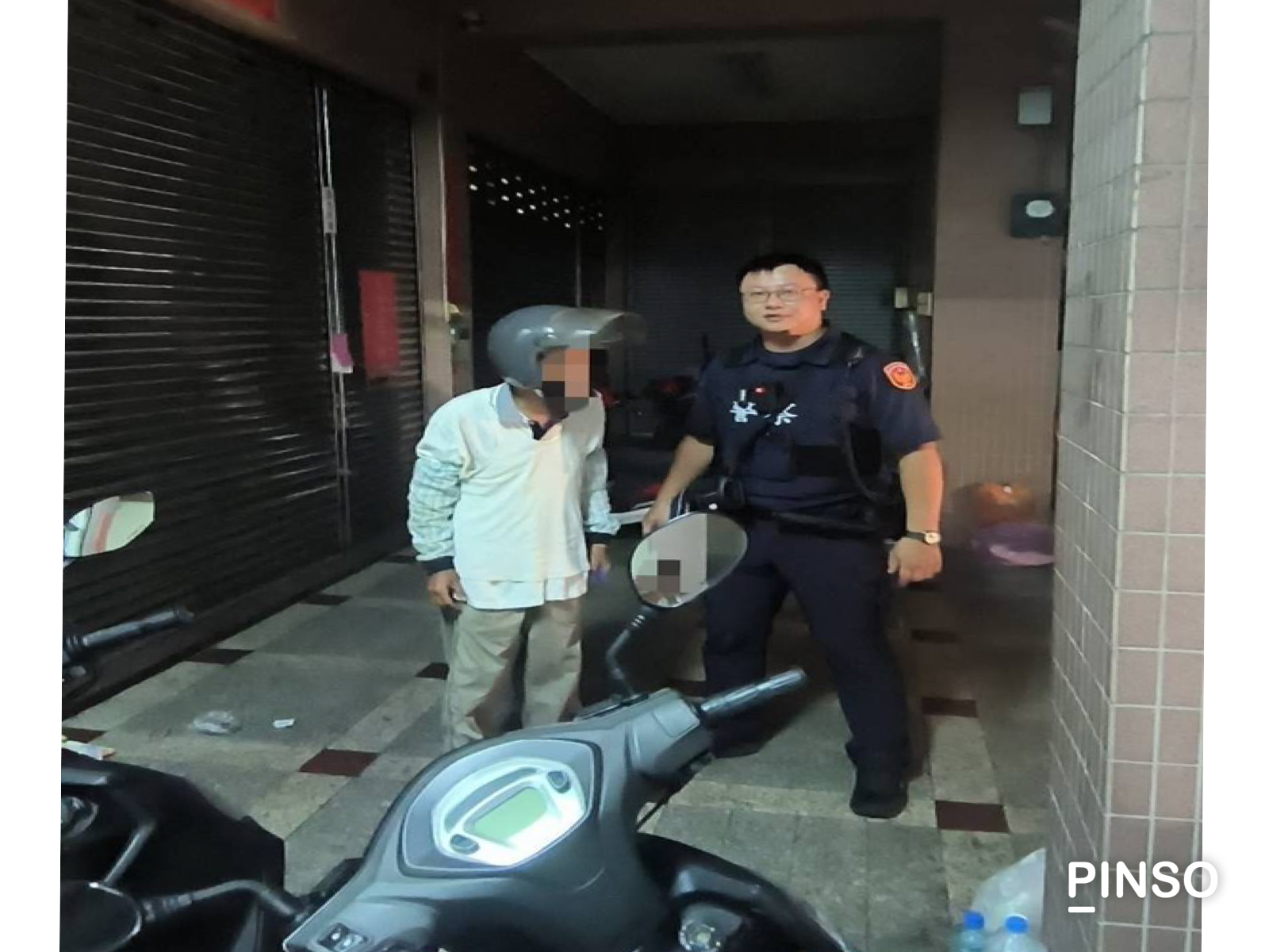 確保老翁的安全，警員請求老翁搭乘巡邏車，最終成功安全護送老翁回到太平的家中。（圖/記者江雁武翻攝）