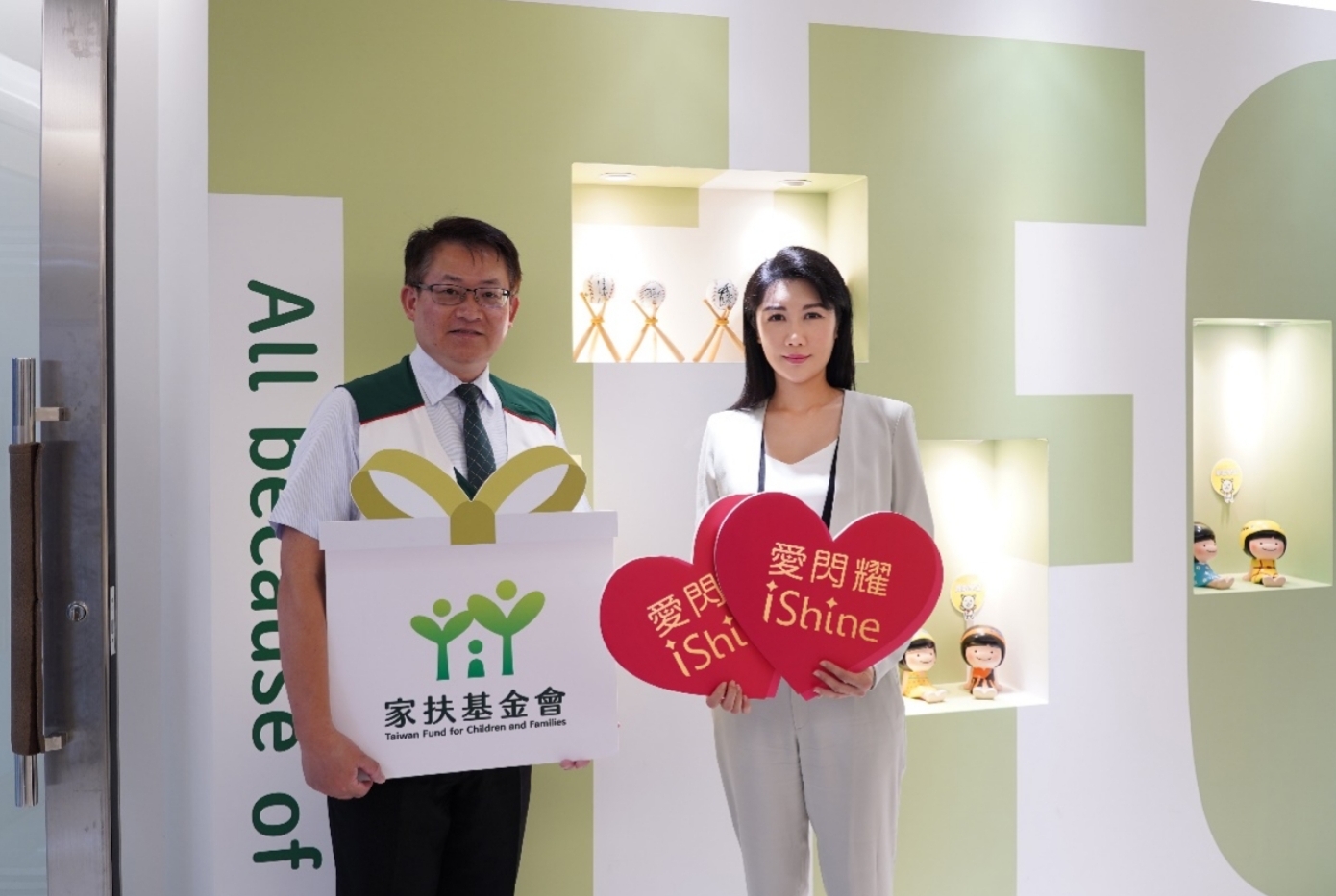 「新盛集團」旗下子公司瀛豐生技以愛閃耀品牌之名義,由董事長李胤顏(圖右)代表公司于親自參與捐款活動。(記者 江雁武翻攝 )