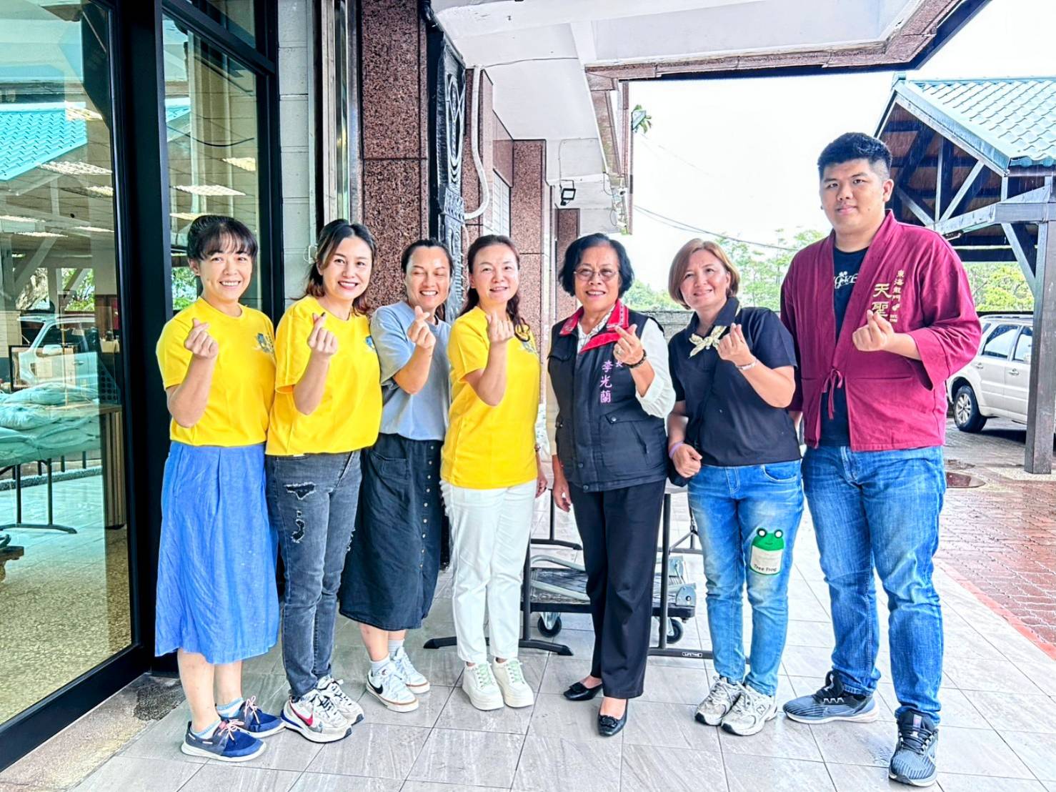 ▲東海龍門天聖宮送愛長濱鄉,由長濱鄉鄉長李光蘭(右三)親自接見,並開心與東海龍門天聖宮主陳柔嫻(右四)及志工團隊合影。(圖/東海龍門天聖宮 提供)