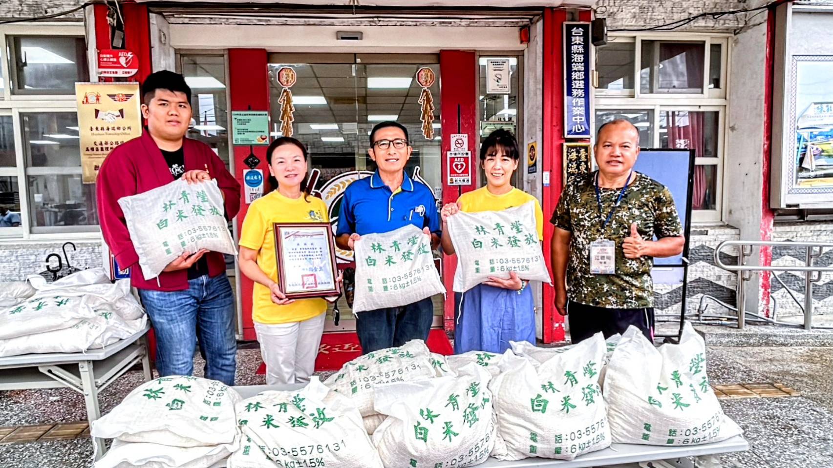 ▲海端鄉鄉長胡金至(中)在同仁點收完受贈白米後,當場頒發感謝狀給東海龍門天聖宮宮主陳柔嫻(左二),嘉許雪中送炭的義舉。(圖/東海龍門天聖宮 提供)