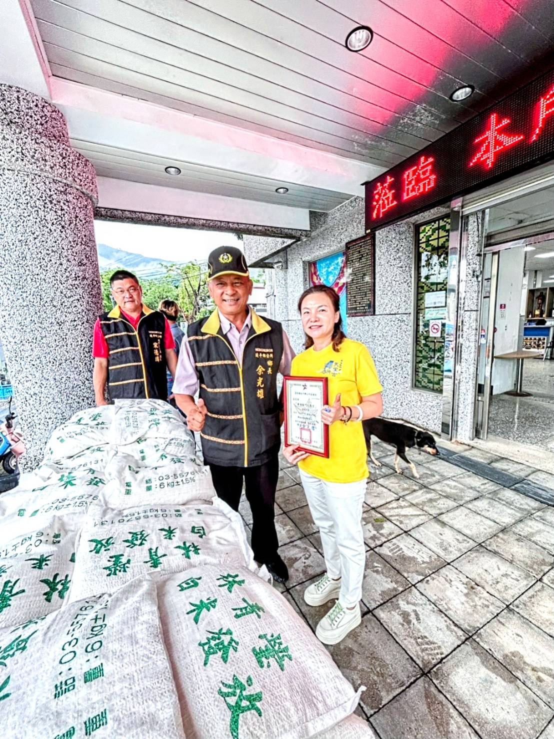 ▲延平鄉鄉長余光雄(中) 在百忙之中親自挪出時間向東海龍門天聖宮宮主陳柔嫻(右一)道謝、與志工團隊見面,並且簡述災後復原進度、及告知當地平日所需要的常態性資源。(圖/東海龍門天聖宮 提供)
