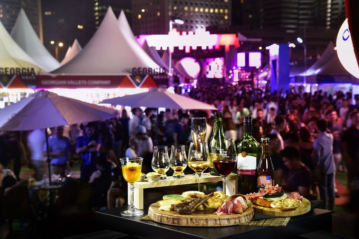 「香港美酒佳餚巡禮」重臨中環海濱,睽違五年再登場。【禁止酒駕;未滿十八歲禁止飲酒。】 圖:香港旅遊發展局/提供