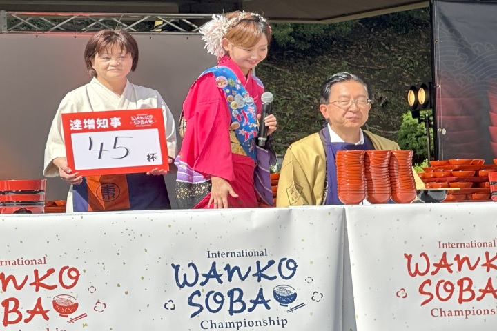 岩手縣長達增拓也在跟花卷市長、盛岡市長的吃麵示範賽中奪冠,共吃了45碗。 圖:蔡雅雯/攝影