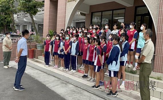 土商樂儀隊慶雙十 校長體驗操槍艱辛