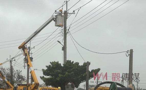 影/小犬怪風夾鹽塵5萬多戶停電 台電雲林區處協請消防隊搶修