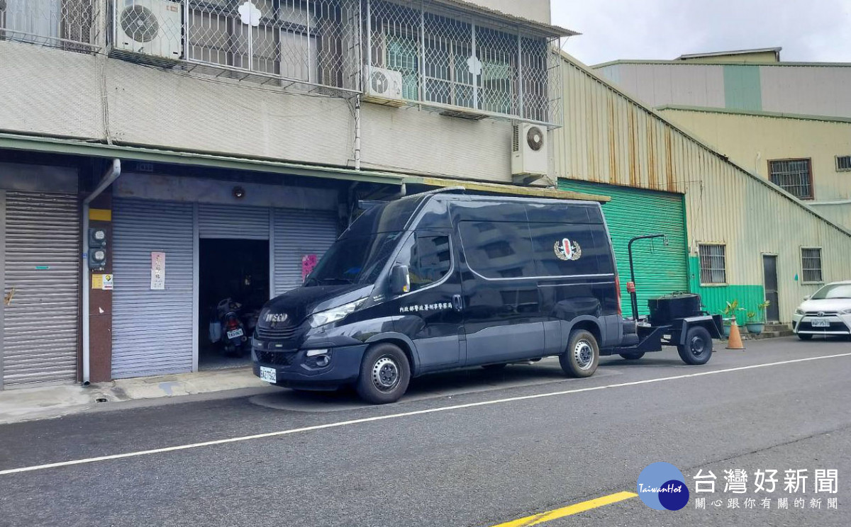 專案小組出動防爆車到趙嫌租屋處待命/陳致愷攝影