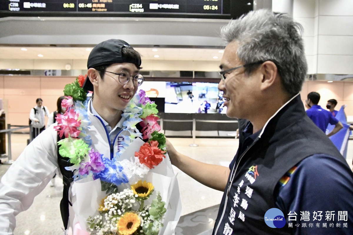台中市運動局長李昱叡為滑輪溜冰謝牧倫獻上榮譽花圈。