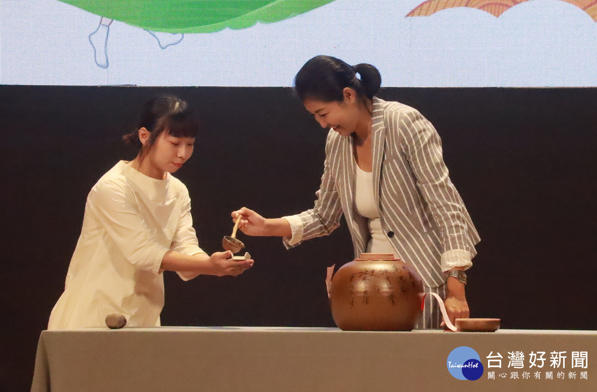 許淑華啟封揭茶交由茶藝師泡出第一泡好茶。(記者扶小萍攝)