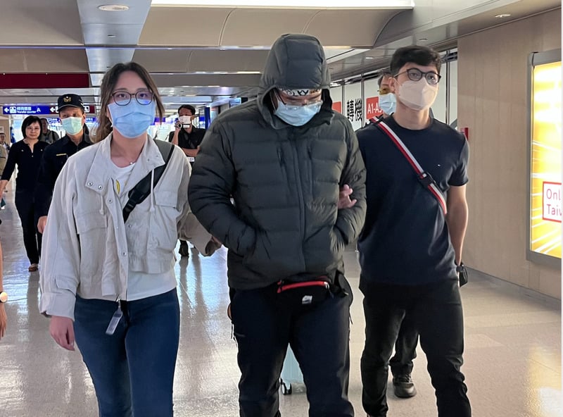 林裕紘(中)7日清晨抵台,桃園市政府警察局刑事警察大隊派員將他帶回偵訊。中央社