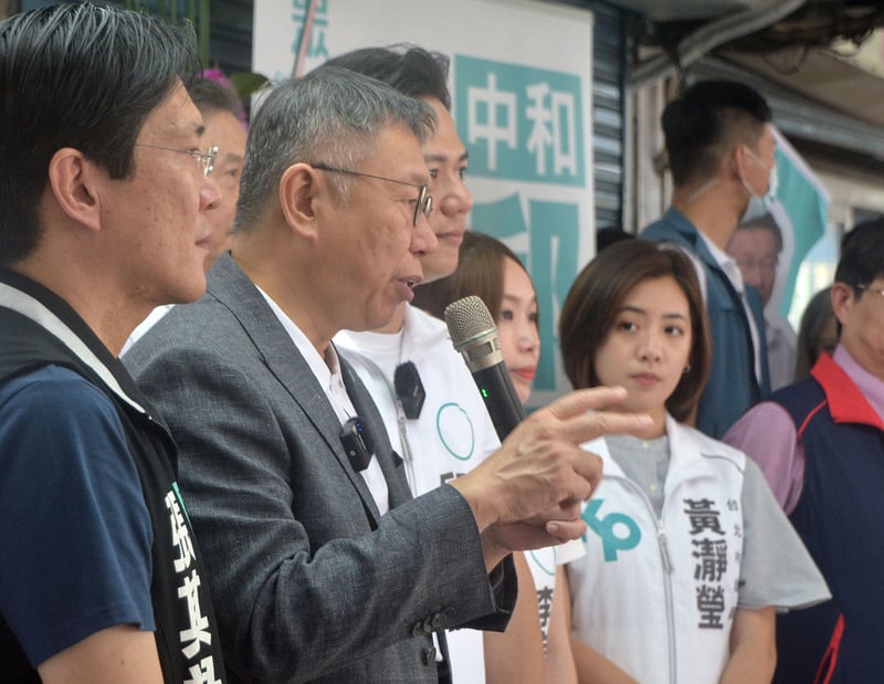 柯文哲(前左2)7日表示, 他的SOP是以民意為基礎。中央社