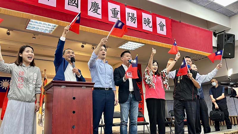 國民黨總統參選人侯友宜與台北市長蔣萬安一同參加台北市信義區西村里國慶晚會。圖/引自戴錫欽臉書