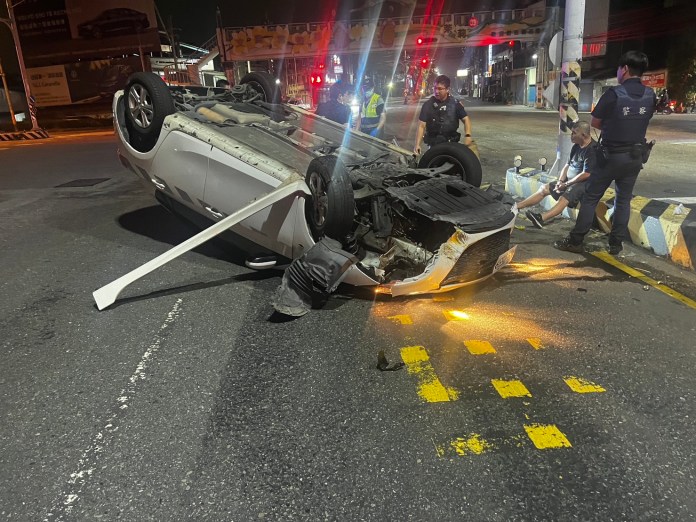 (毒犯翻車自投羅網片)毒犯翻車毒品散落一地 毒友前來探視自投羅網 60 | 社會 社會 記者爆料網