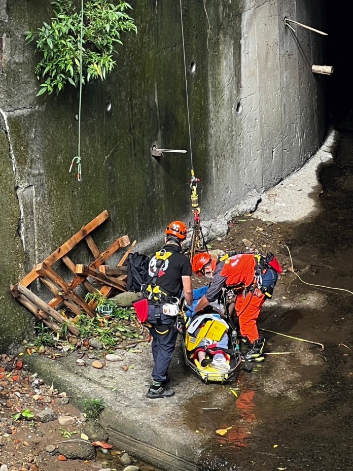 新店33歲男子墜橋 警消救起送醫急救不治 61 | 社會 社會 記者爆料網