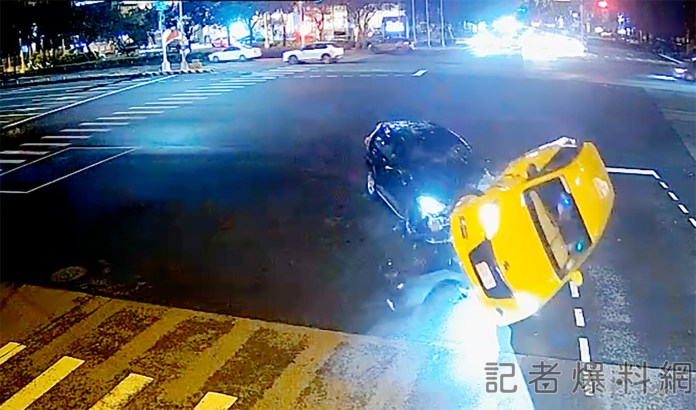 計程車PK計程車 小黃挨撞側翻 62 1 10 | 社會 社會 記者爆料網