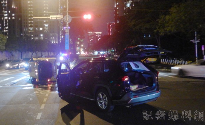 計程車PK計程車 小黃挨撞側翻 61 2 7 | 社會 社會 記者爆料網