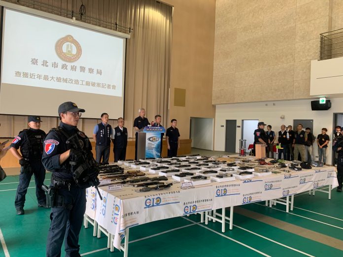 (查獲近年最大地下兵工廠片)刺青館掩護開地下兵工廠! 警一舉查獲45把長短槍數千發子彈 60 45把長短槍及數千發子彈。民眾提供 scaled | 社會 社會 記者爆料網