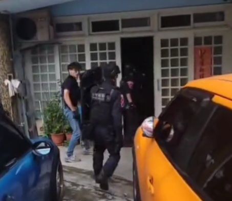 (查獲近年最大地下兵工廠片)刺青館掩護開地下兵工廠! 警一舉查獲45把長短槍數千發子彈 56 | 社會 社會 記者爆料網