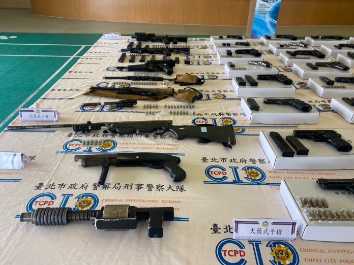 (查獲近年最大地下兵工廠片)刺青館掩護開地下兵工廠! 警一舉查獲45把長短槍數千發子彈 58 3把長槍在內的45改造槍械。民眾提供 | 社會 社會 記者爆料網