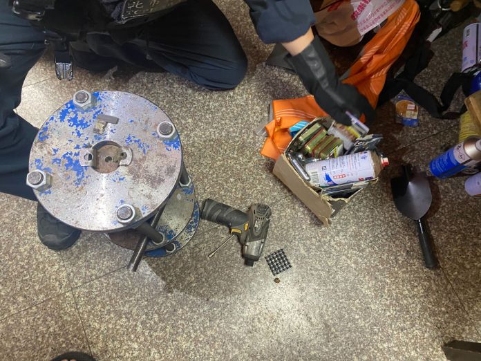 (查獲近年最大地下兵工廠片)刺青館掩護開地下兵工廠! 警一舉查獲45把長短槍數千發子彈 59 | 社會 社會 記者爆料網