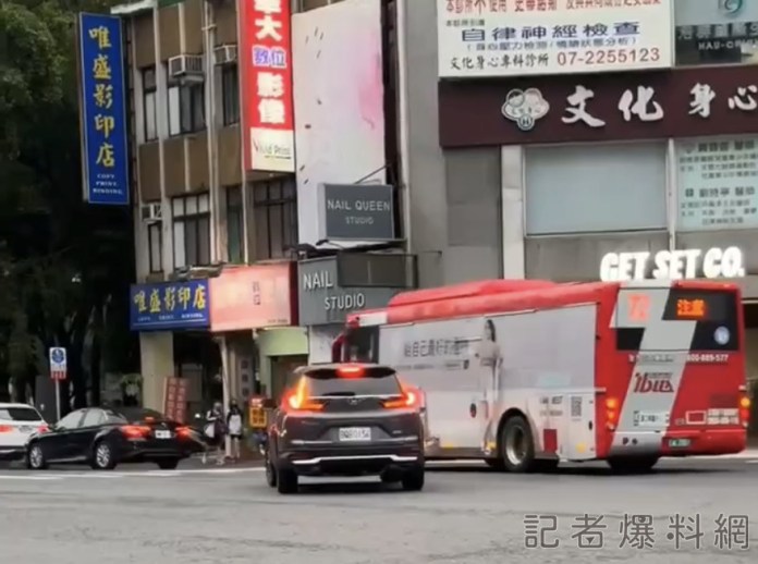 (更新警方回應)高雄超狂72A路公車 遭控闖紅燈路肩超車如頭文字D甩尾險害撞 驚險畫面曝 57 8A9AE3BB 82ED 4C97 9F5F 7716886230A1 | 社會 社會 記者爆料網