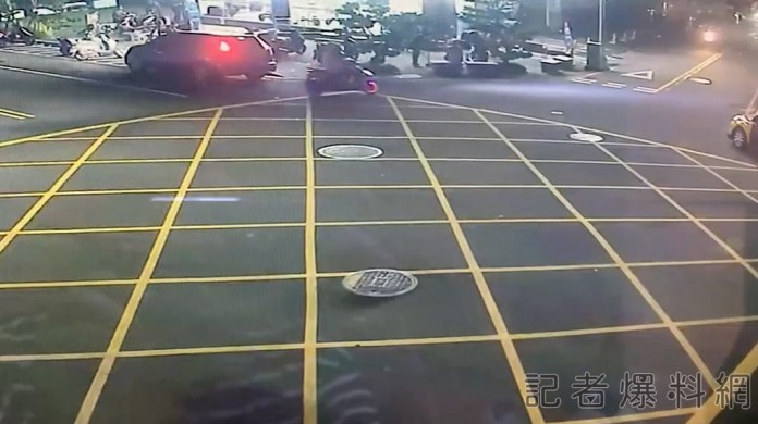 逆向酒駕男遭查獲 鬼打牆跳針辯「用腳嚕車」 62 2 8 | 社會 社會 記者爆料網