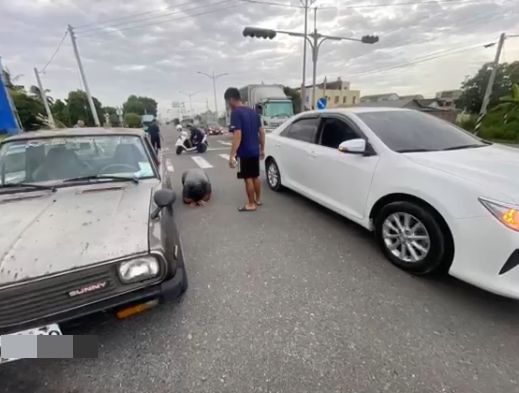 (偷車賊下跪求饒片)偷車被車主追上 竊賊當街下跪求饒 64 | 社會 社會 記者爆料網