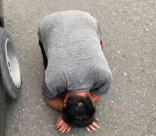 (偷車賊下跪求饒片)偷車被車主追上 竊賊當街下跪求饒 61 1 | 社會 社會 記者爆料網
