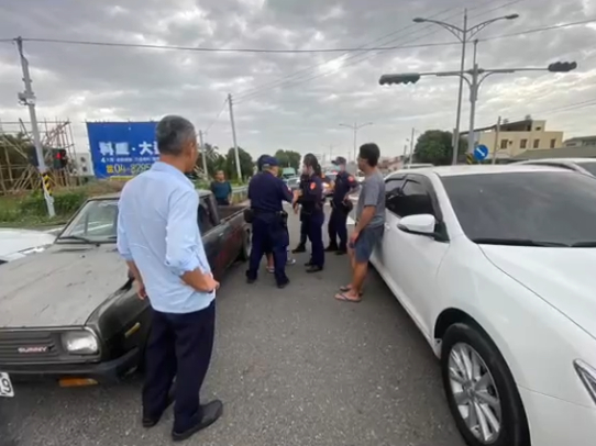 (偷車賊下跪求饒片)偷車被車主追上 竊賊當街下跪求饒 62 | 社會 社會 記者爆料網