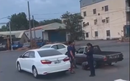(偷車賊下跪求饒片)偷車被車主追上 竊賊當街下跪求饒 63 1 | 社會 社會 記者爆料網