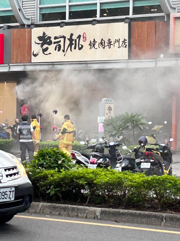 (燒肉店火警片)高雄三民區燒肉店火警! 2人送醫 65 1名員工嗆傷送醫。民眾提供 | 社會 社會 記者爆料網