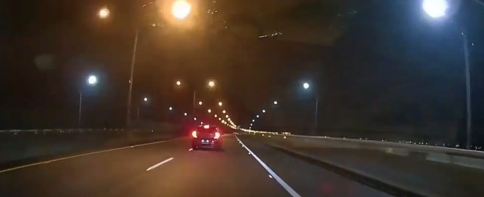 (開車睡著自撞護欄片)行駛國道5途中睡著! 打左轉燈車卻靠右撞護欄 65 | 社會 社會 記者爆料網