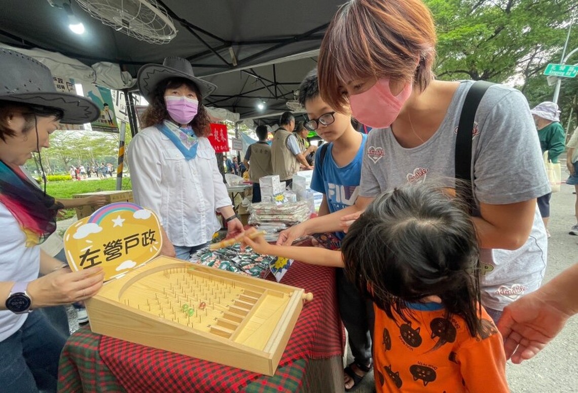 左營萬年季 戶政懷舊彈珠檯賣力宣導法令
